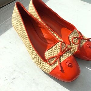 Tory Burch “Catherine” Patent Orange Leather Woven Raffia Flat Signature Logo